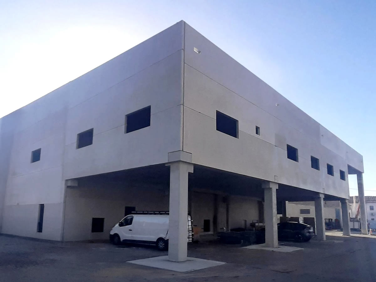 Construction d'un bâtiment industriel structure béton