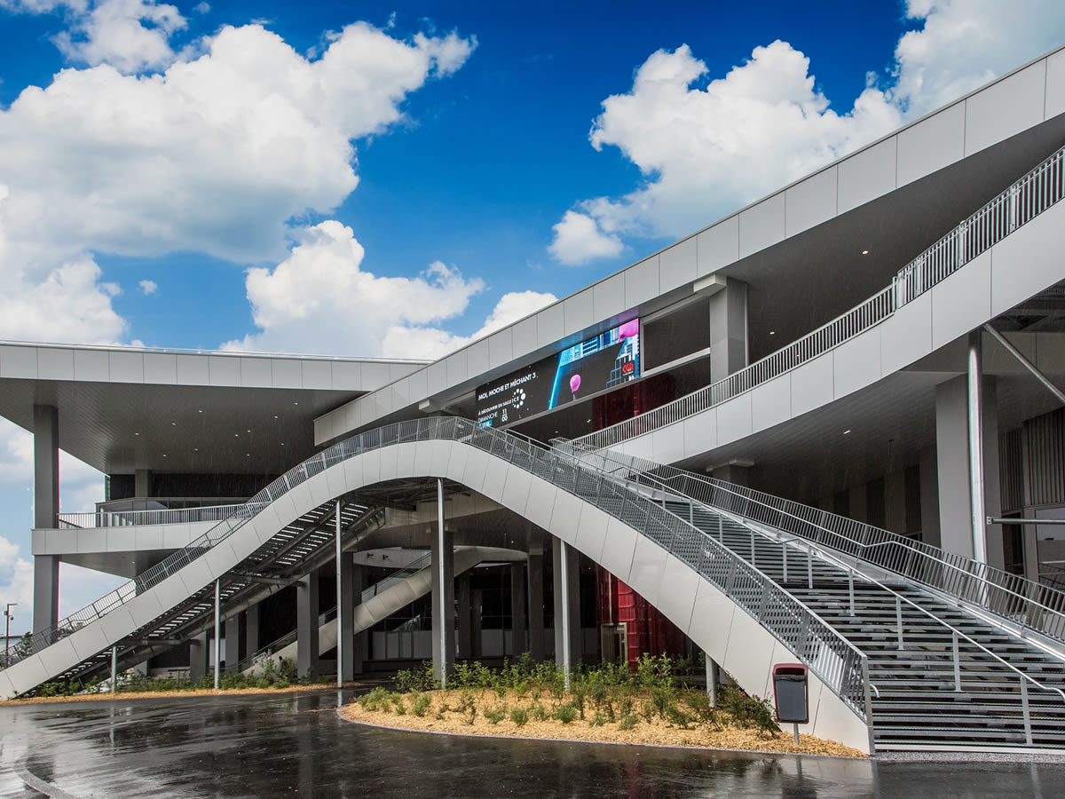 Construction d'un bâtiment loisirs-services structure béton